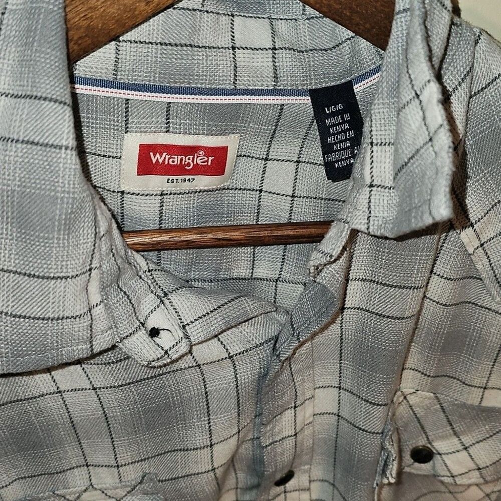Wrangler Men's Blue and White Plaid Snap- Button Down Shirt Size L - Picture 2 of 4